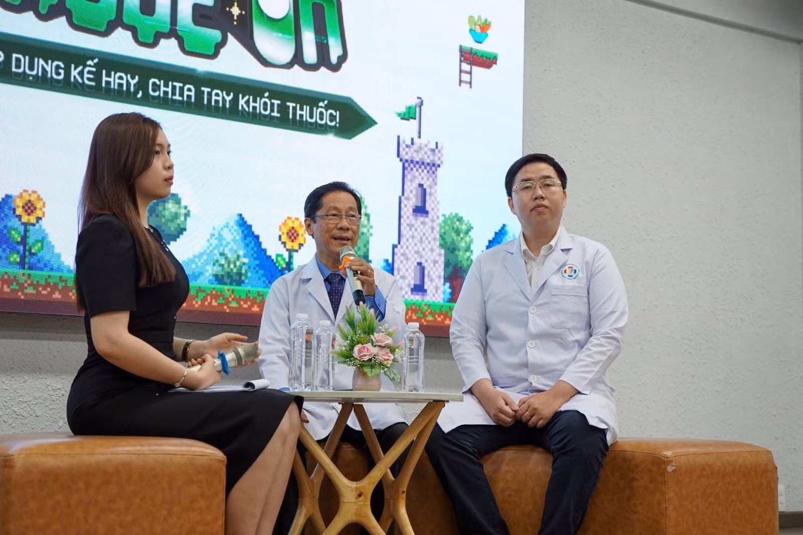 TS.BS Nguyễn Nam Hà, Trưởng Chi hội Truyền thông Giáo dục sức khỏe TP Hồ Chí Minh chia sẻ thông tin về tác hại và các phương pháp cai nghiện thuốc lá điện tử cho hơn 200 sinh viên Trường Đại học FPT TP Hồ Chí Minh.