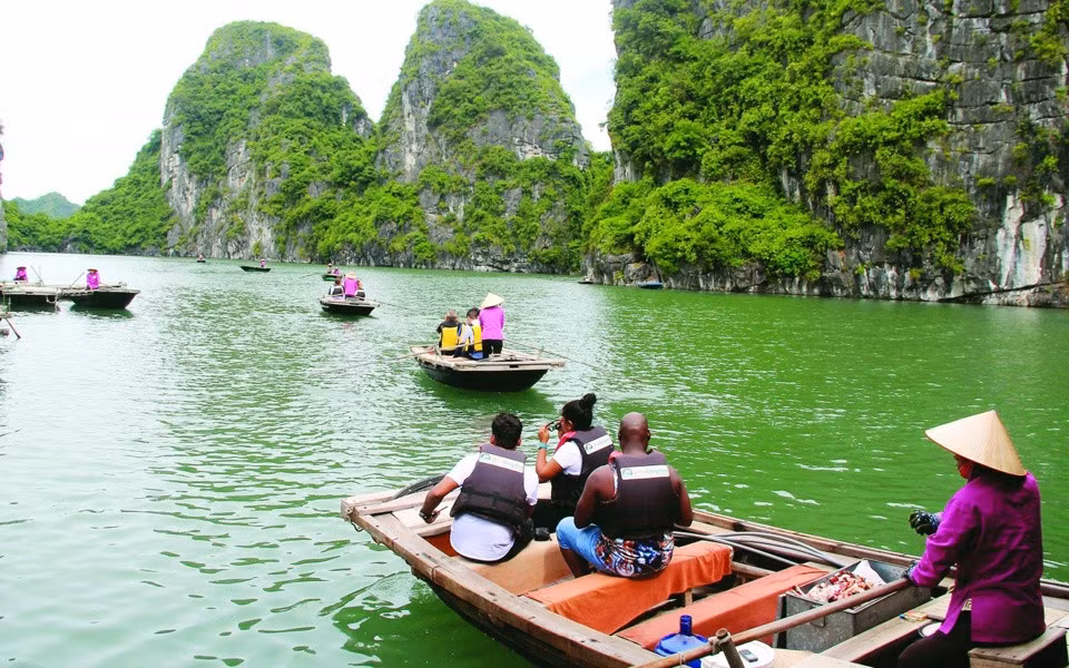 Khách du lịch quốc tế tham quan Vịnh Hạ Long.