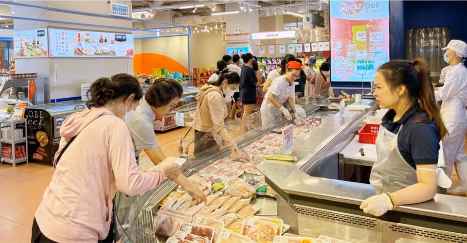 Thực phẩm đạt tiêu chuẩn xanh tại siêu thị Winmart thu hút người tiêu dùng mua sắm.