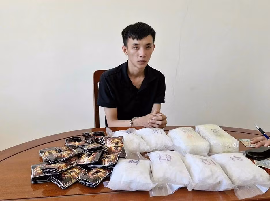 Đối tượng Trần Phước Dương bị bắt cùng tang vật ma túy được gọi "Nước vui".