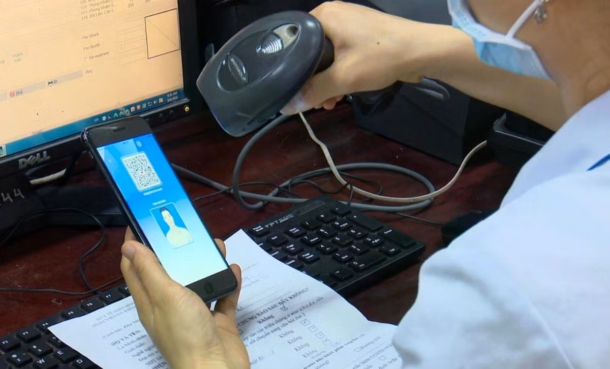 Khi đến các cơ sở y tế để khám chữa bệnh BHYT, người dân không còn phải cầm theo thẻ ứng, chỉ việc xuất trình ứng dụng VssID để cán bộ y tế kiểm tra, đối chiếu.
