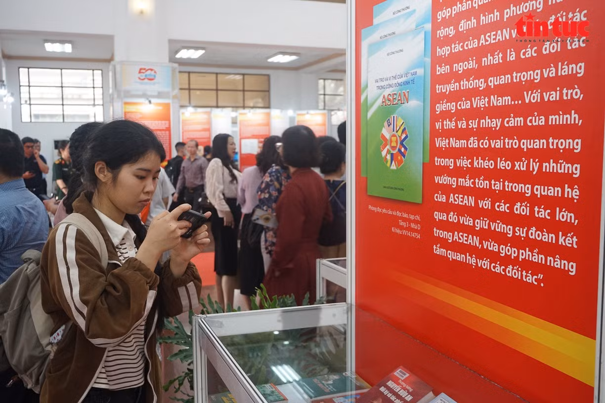 Sinh viên Ngô Hồng Nhung tranh thủ chụp lại những cuốn sách lịch sử được trưng bày tại thư viện.