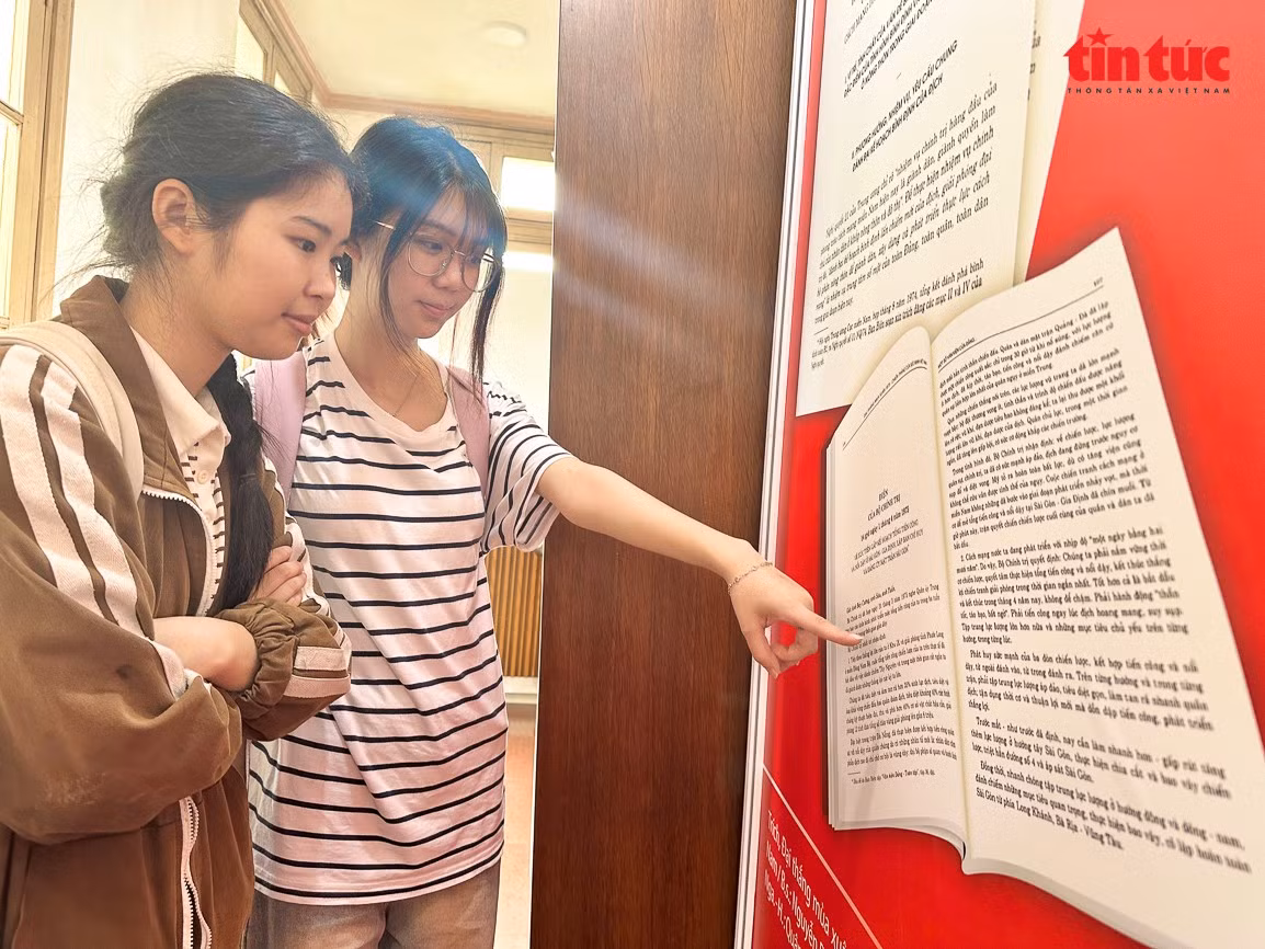 Sinh viên Nguyễn Quỳnh Anh (đeo kính) cùng bạn tìm hiểu các tư liệu lịch sử quý giá tại thư viện.