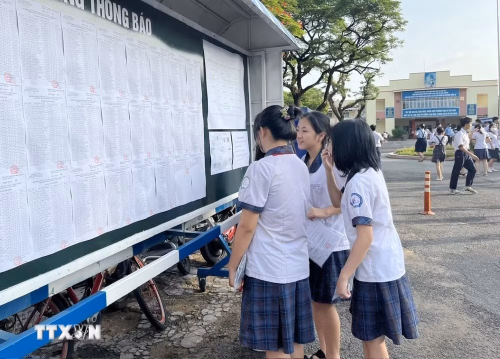 Thí sinh tại điểm thi Trường THCS Lê Quý Đôn (thành phố Thủ Đức) xem thông tin phòng thi năm 2024.