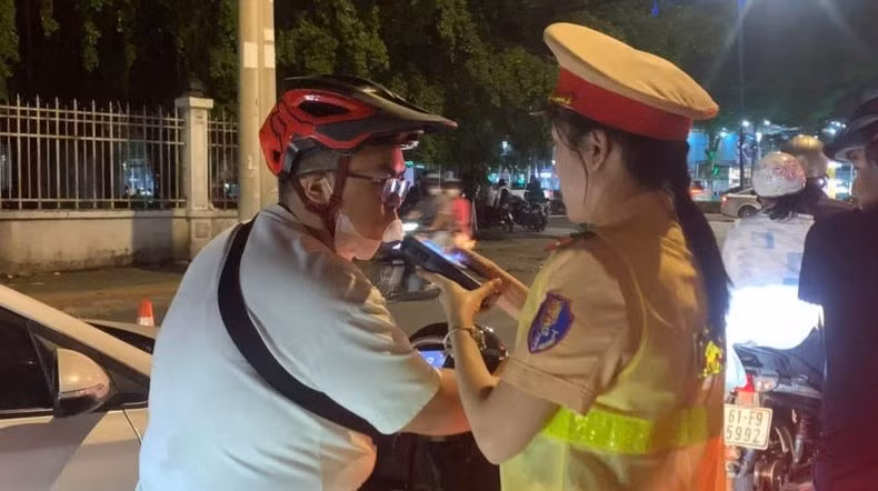 Cảnh sát giao thông Công an tỉnh Bình Dương kiểm tra nồng độ cồn người tham gia giao thông.