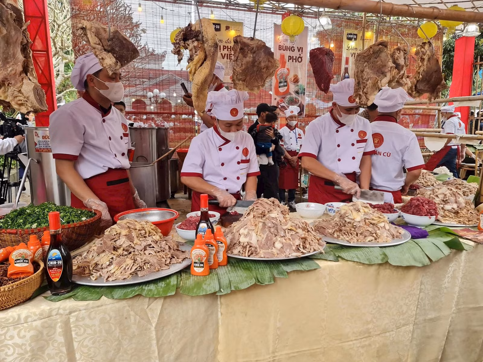 Nghệ nhân làng phở Vân Cù trình diễn nghệ thuật nấu phở tại làng trong khuôn khổ “Festival Phở” năm 2024 tổ chức tại tỉnh Nam Định.