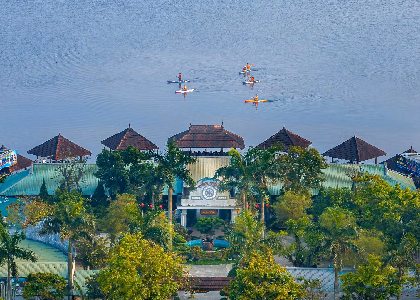 Sau khi có khoảng thời gian bên sóng nước Tam Giang, nhiều người đã ghé vào nhà hàng Cồn Tộc để được thưởng thức những món thủy sản tươi ngon, nhất là bánh khoái cá kình. Ở đây, mọi người còn được check-in với những tiểu cảnh độc đáo, lên hình xinh lung linh. Ảnh: Taki Media.