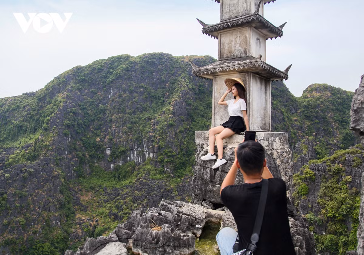 Nhiều du khách Việt tìm kiếm ý tưởng du lịch dựa vào đề xuất và đánh giá trên mạng xã hội Thiếu câu chuyện hấp dẫn khách du lịch.