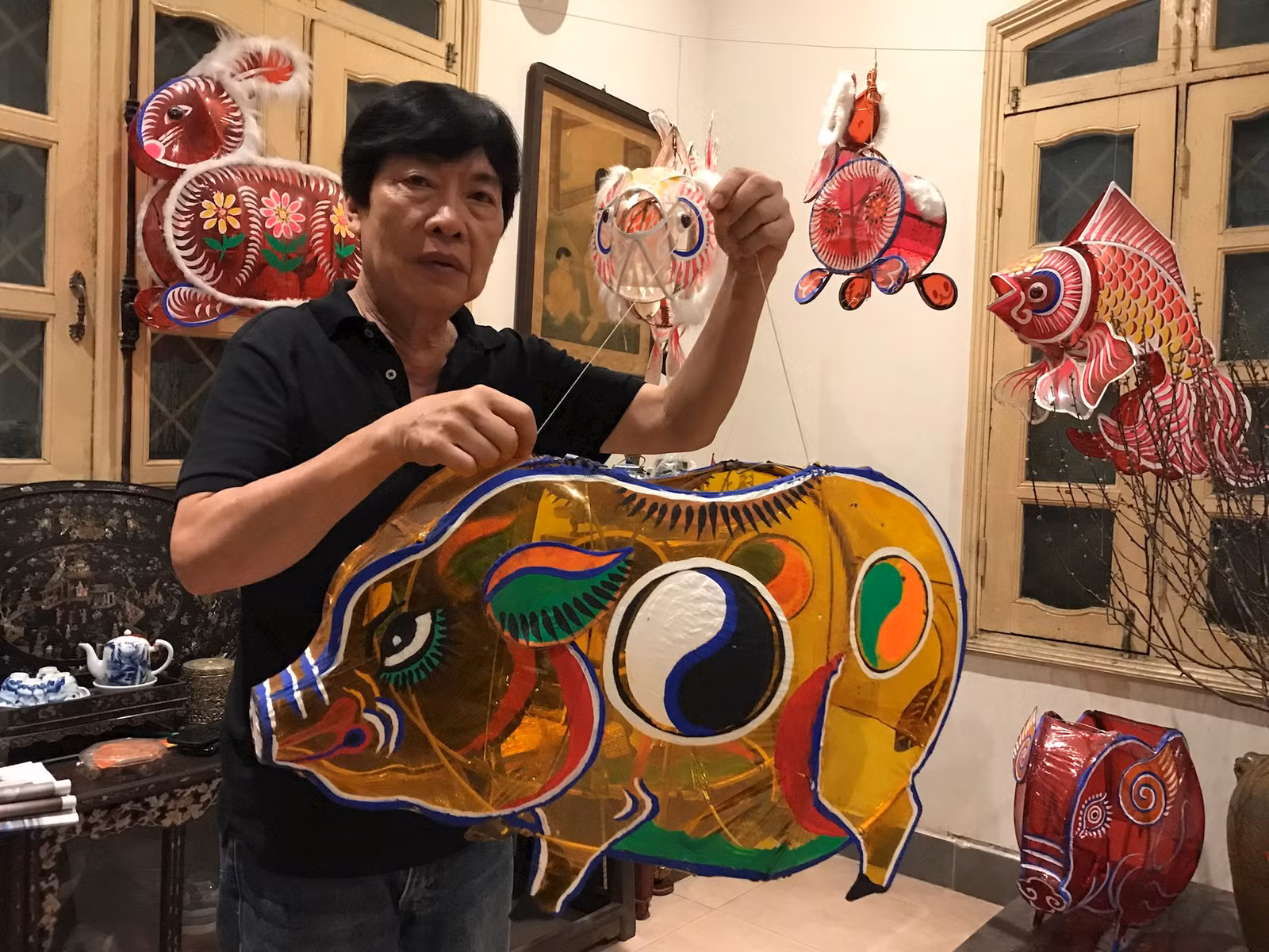 Họa sĩ Trịnh Bách phối hợp với các nghệ nhân của một số làng nghề để khôi phục đèn lồng Trung thu từng rất phổ biến một thời.