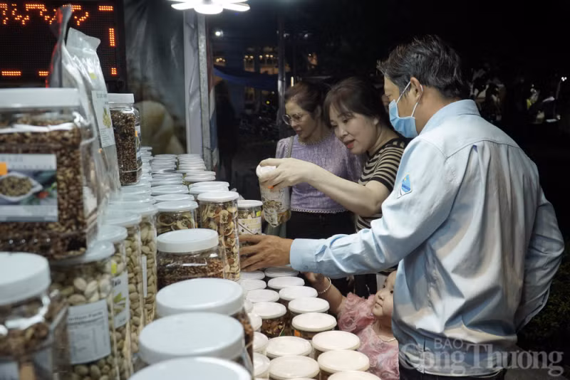 Cuộc vận động “Người Việt Nam ưu tiên dùng hàng Việt Nam” đã tạo thành thói quen mua sắm hàng Việt của đa số người tiêu dùng Khánh Hòa.