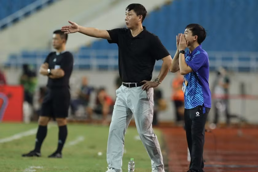 HLV trưởng Kim Sang Sik còn nhiều việc phải làm với đội tuyển Việt Nam trước giải đấu AFF Cup vào cuối năm. (Nguồn: VFF)