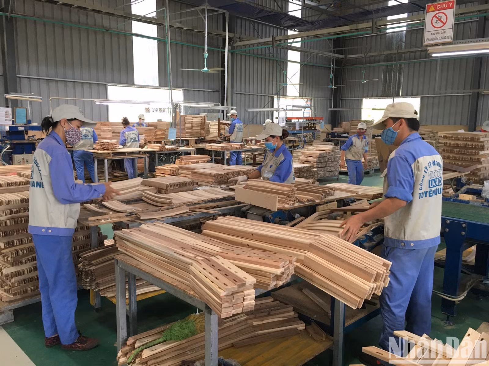 Việt Nam khẳng định vị thế là một trong những mắt xích quan trọng trong chuỗi giá trị toàn cầu. Trong ảnh, sản xuất đồ gỗ xuất khẩu ở công ty Woodsland Tuyên Quang.
