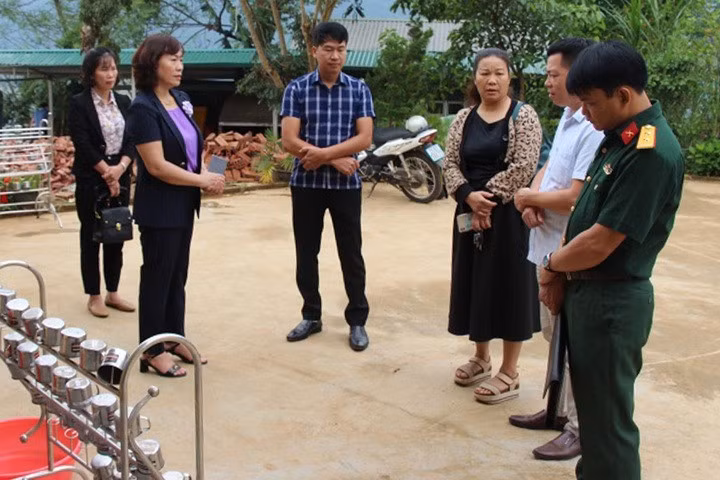 Phó Chủ tịch UBND huyện Mù Cang Chải Lương Thị Xuyến kiểm tra các chế độ chính sách tại điểm trường Màng Mủ. (Ảnh: Trang thông tin điện tử huyện Mù Cang Chải).