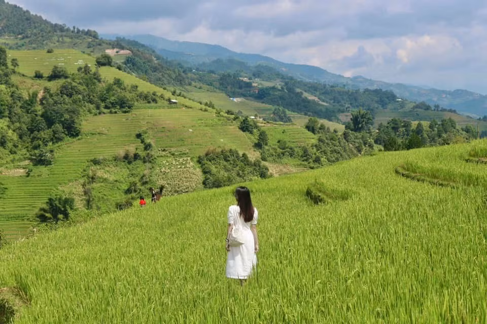 Du khách hòa mình vào bức tranh thiên nhiên tuyệt đẹp.