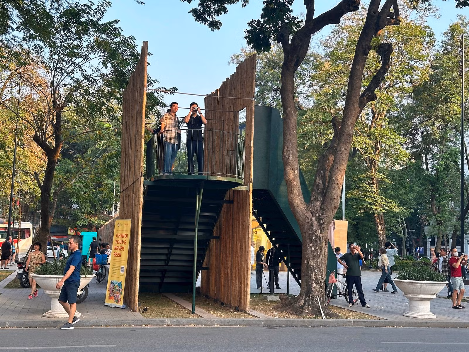 Một pavilion ở vườn hoa đối diện Bắc Bộ Phủ.