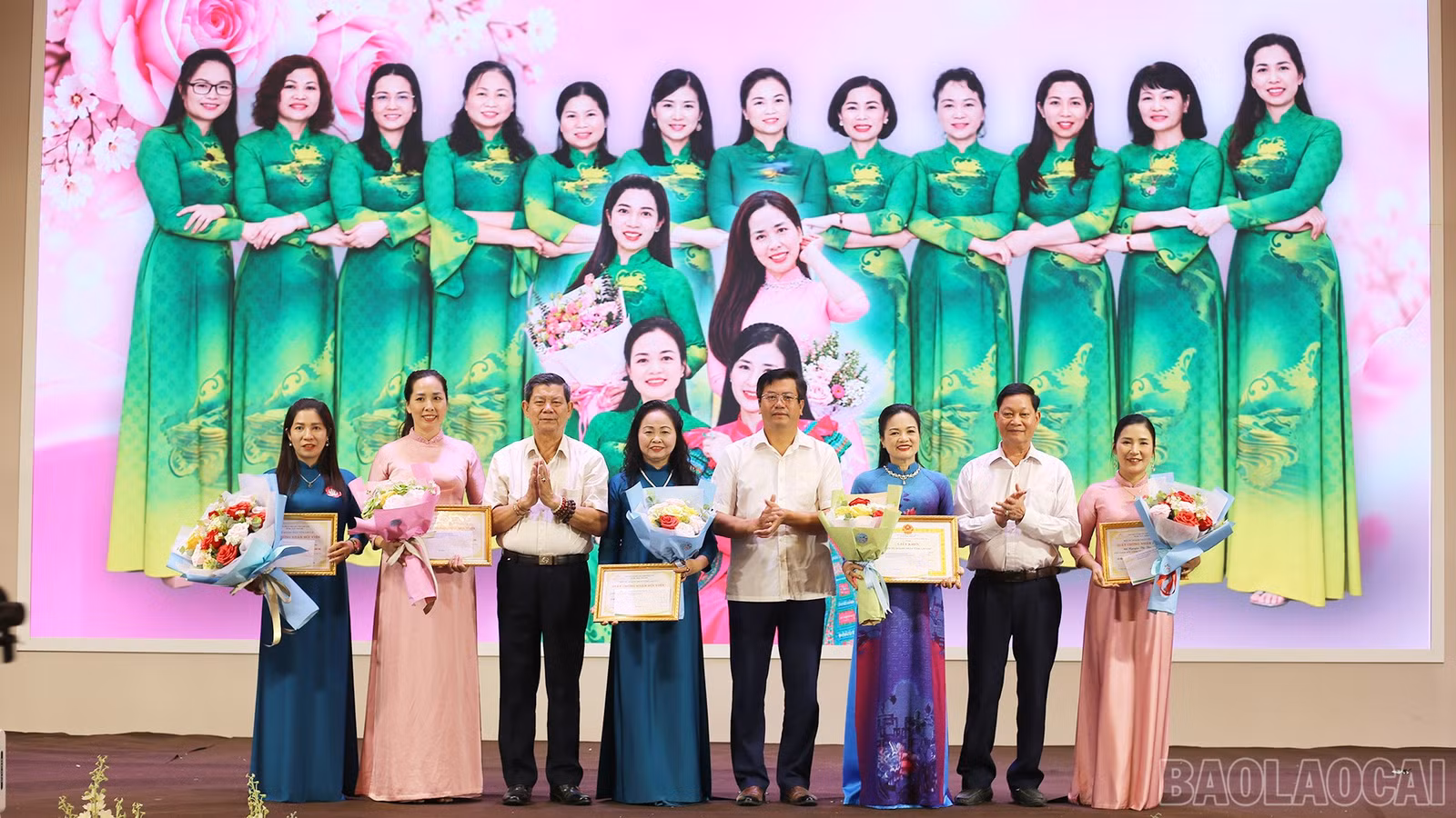Trao giấy khen cho các nữ doanh nhân tiêu biểu trong sản xuất, kinh doanh.