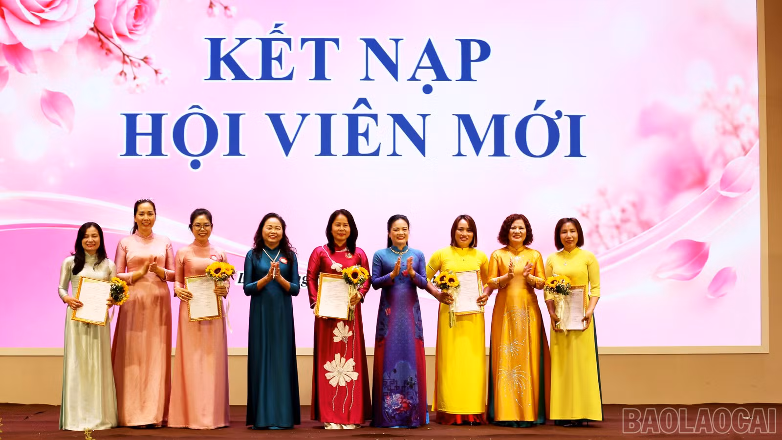 Hội Nữ doanh nhân tỉnh trao quyết định kết nạp và tặng hoa chúc mừng 5 hội viên mới.