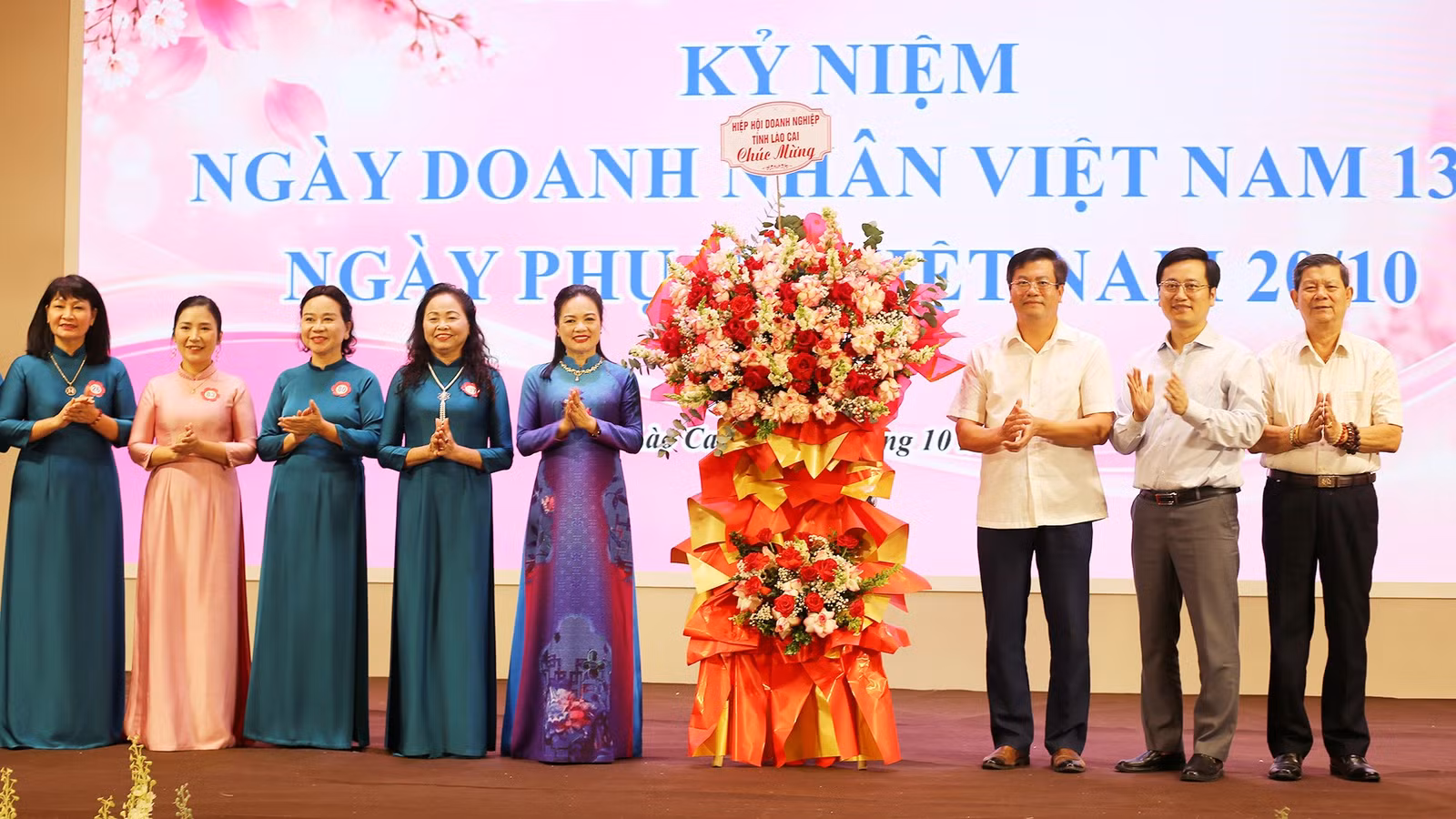 Lãnh đạo Hiệp hội Doanh nghiệp tỉnh và các đại biểu tặng hoa chúc mừng Hội Nữ doanh nhân tỉnh.