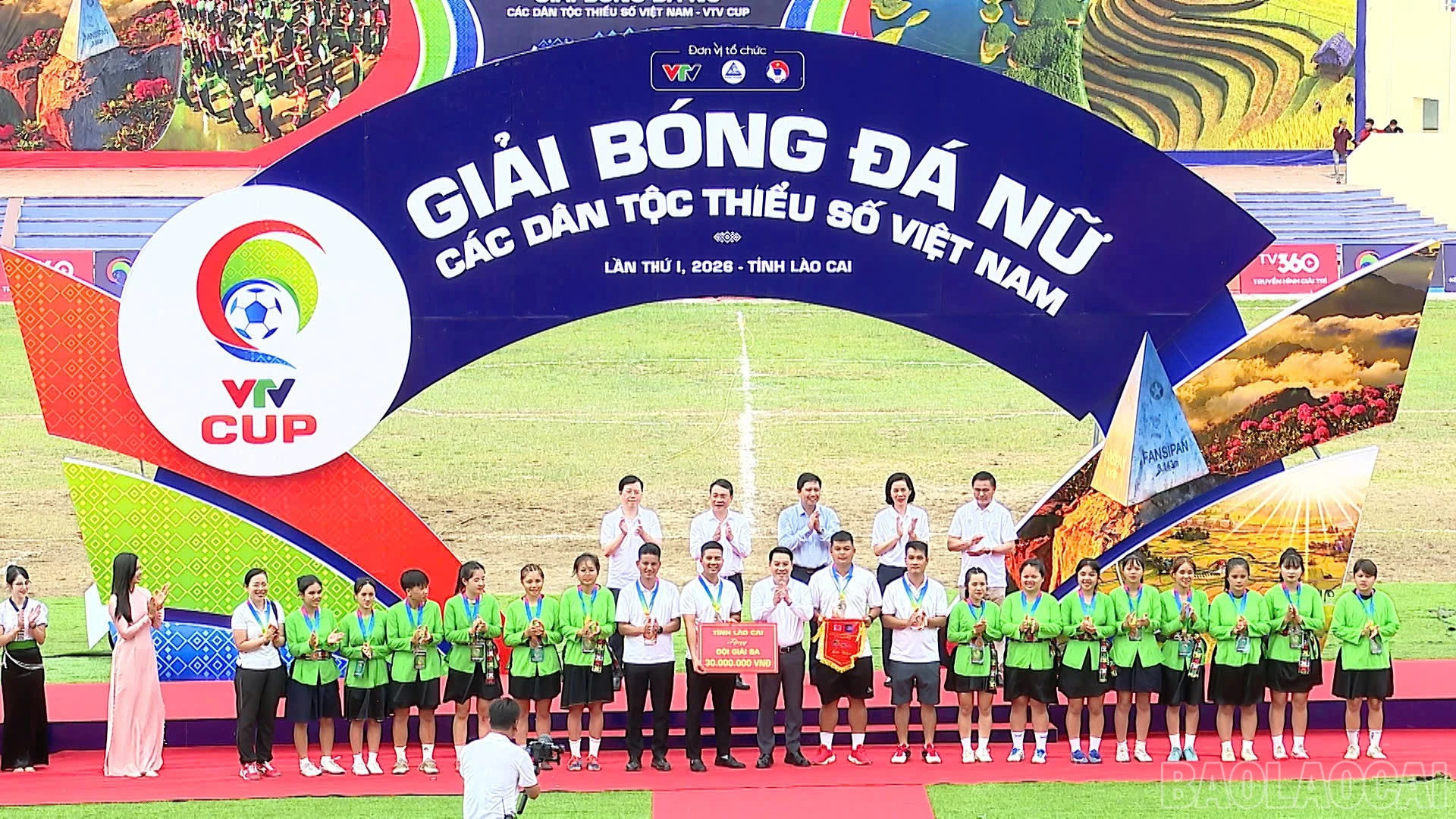 Ban tổ chức trao giải Ba cho đội Lâm Bình (Tuyên Quang).