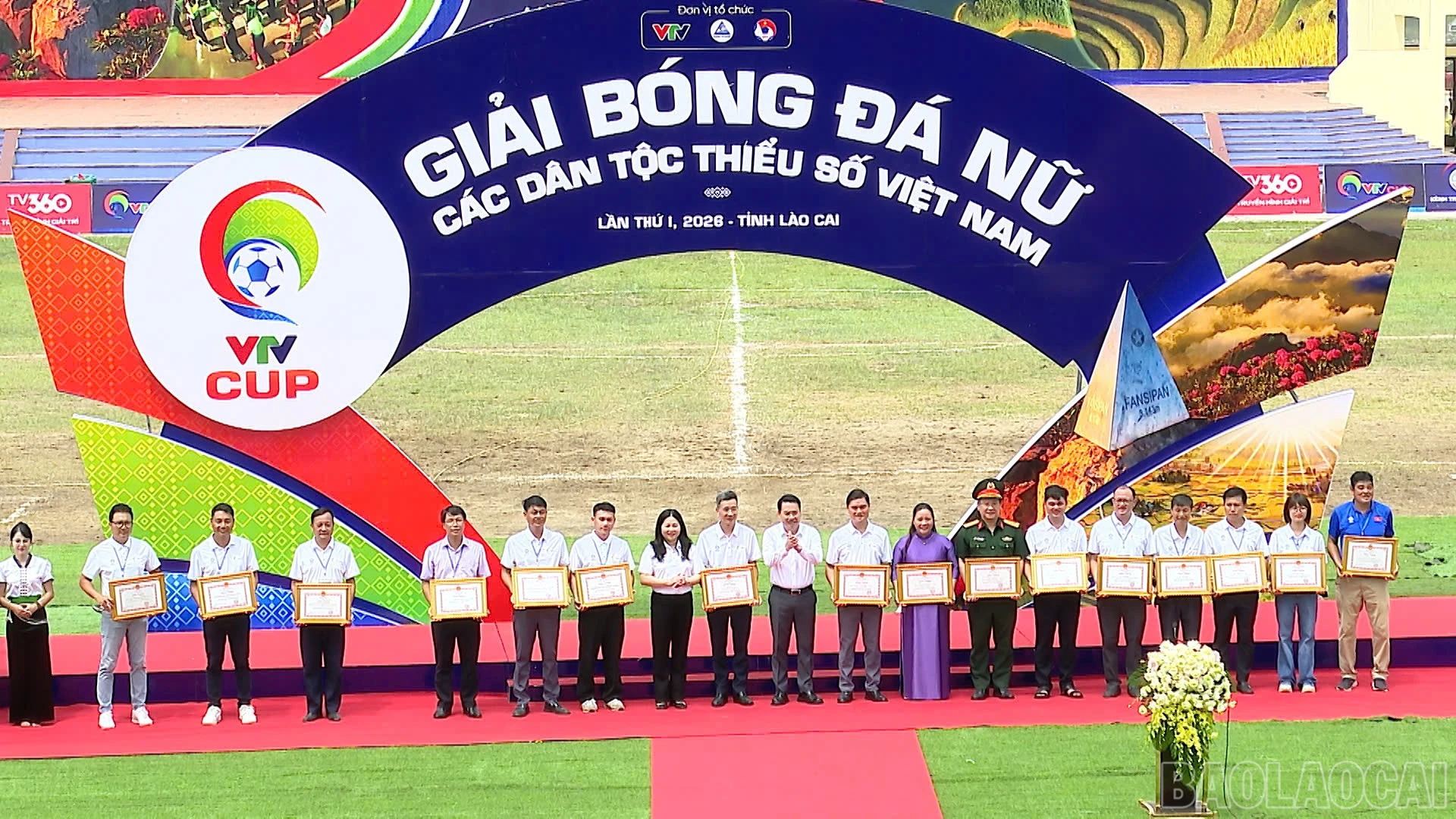 Đồng chí Nguyễn Tuấn Anh - Phó Bí thư Tỉnh ủy, Chủ tịch UBND tỉnh và đồng chí Vũ Thị Hiền Hạnh - Phó Chủ tịch UBND tỉnh trao tặng Bằng khen cho các tập thể, cá nhân có nhiều thành tích đóng góp cho giải bóng đá.