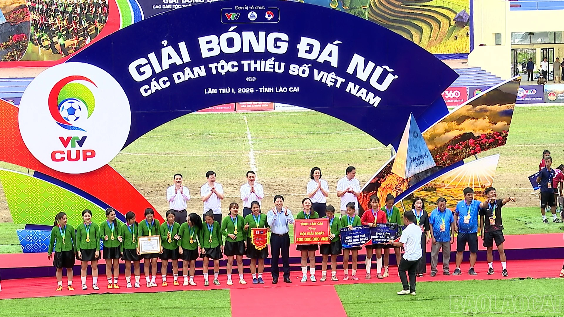 Ban tổ chức trao giải Nhất cho đội Lục Yên (Lào Cai).