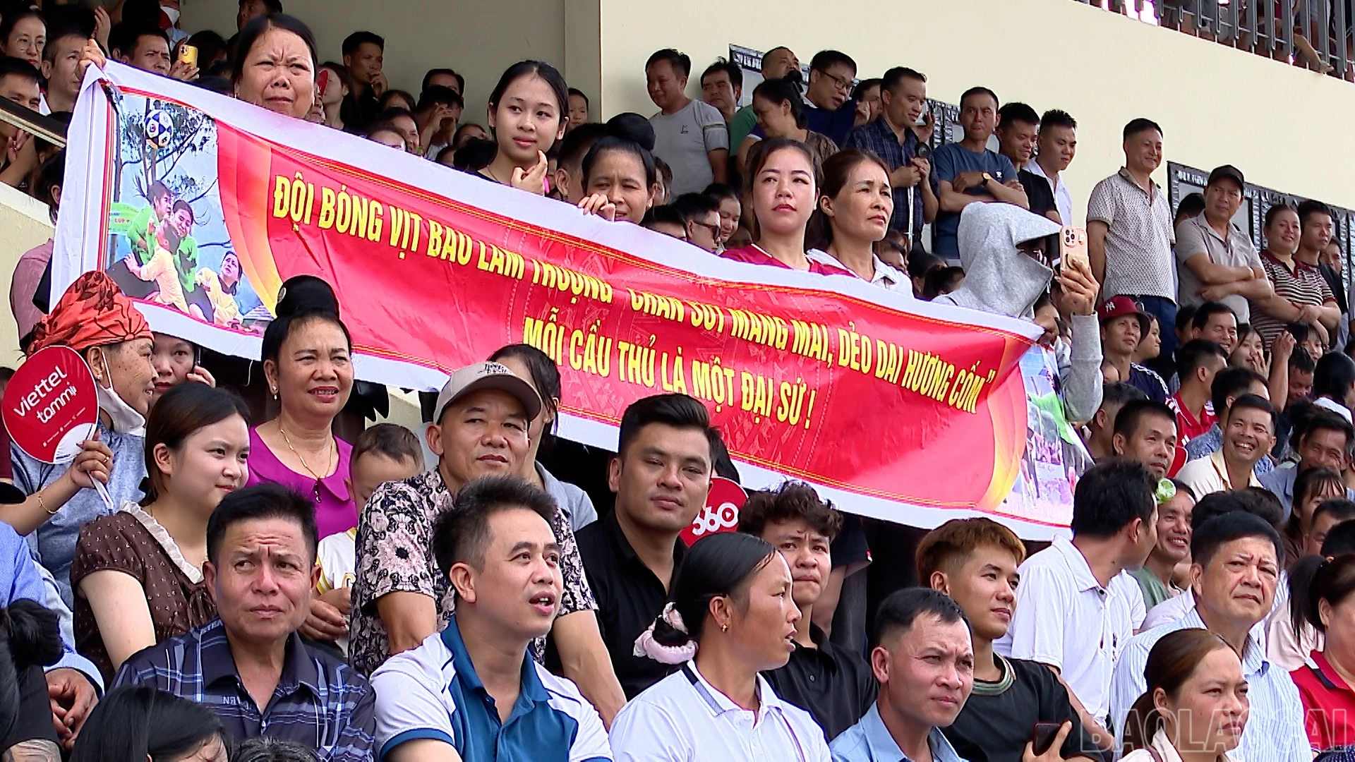 Cổ động viên đội Lâm Thượng vượt gần 200 km đến cổ vũ đội nhà.