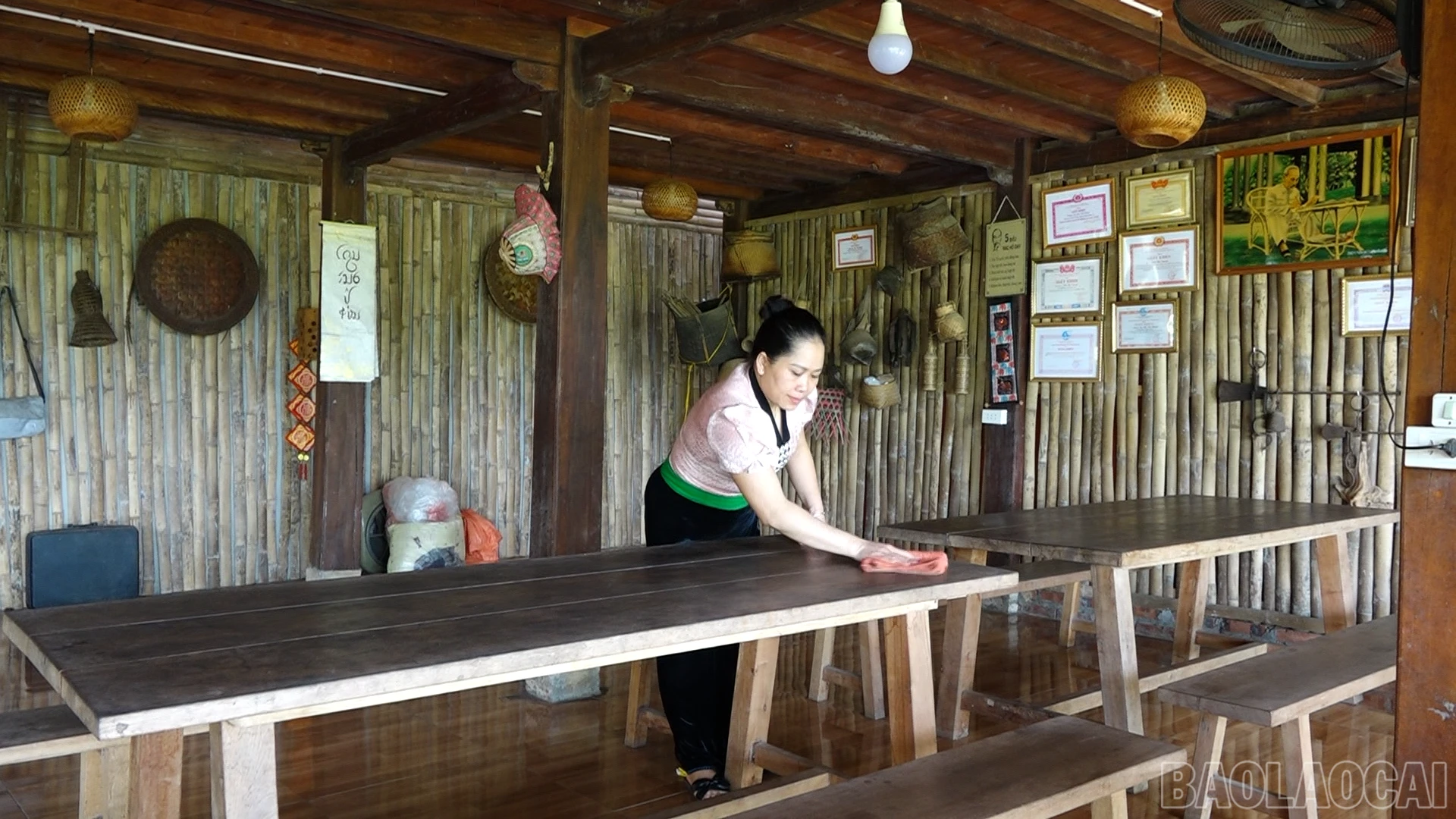 Các homestay dọn dẹp, chỉnh trang để chuẩn bị đón khách.