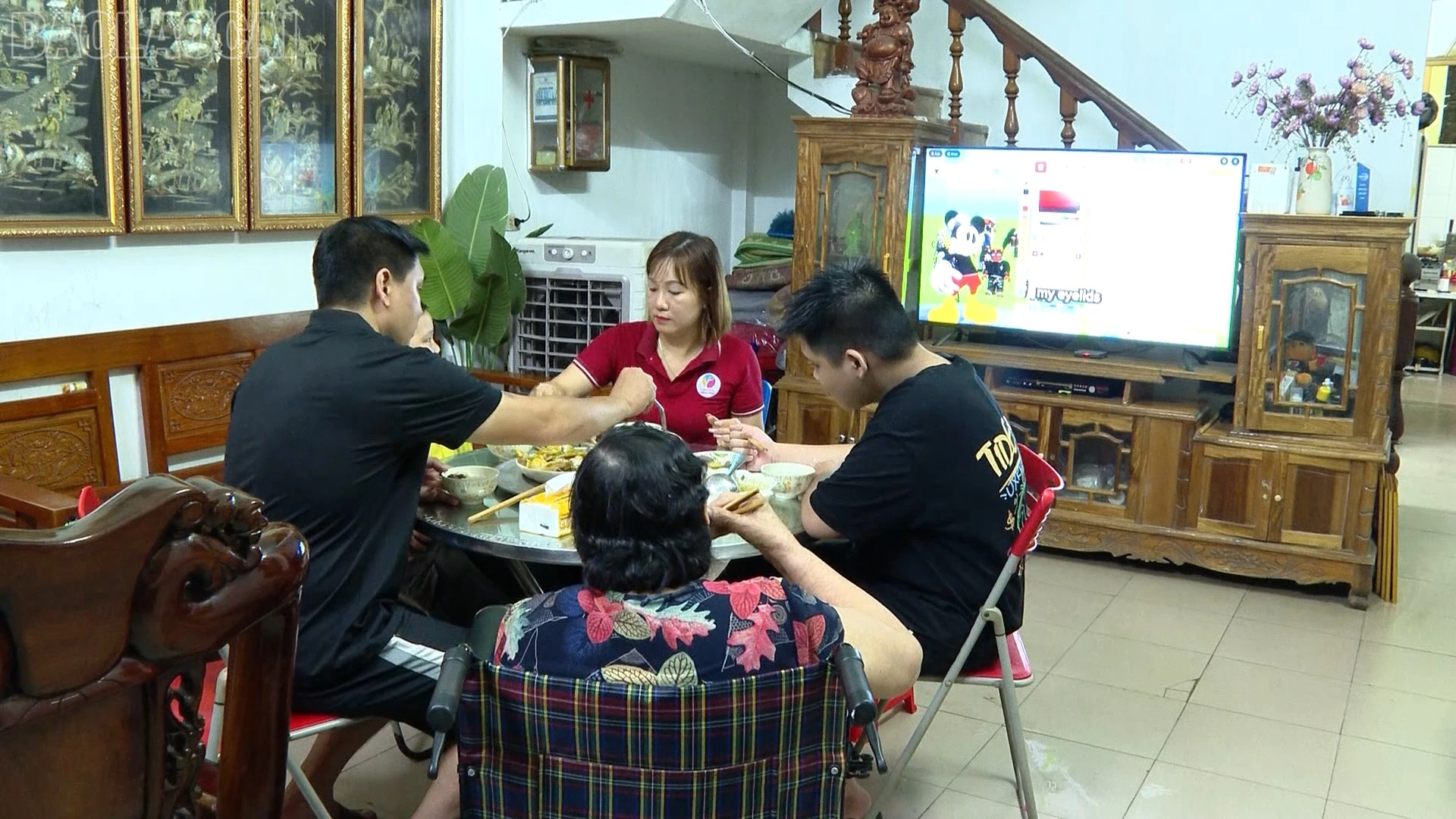 baolaocai-tl_bua-com-gia-dinh-nha-chi-phuong.png