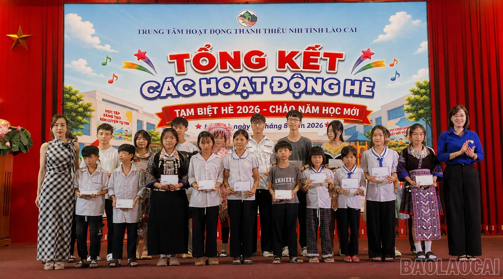 Đồng chí Dương Thị Vui - Phó Bí thư Tỉnh đoàn, Giám đốc Trung tâm Hoạt động Thanh thiếu nhi tỉnh Lào Cai, trao quà tặng học sinh đang được chăm sóc tại Trung tâm Công tác xã hội và Bảo trợ xã hội tỉnh.