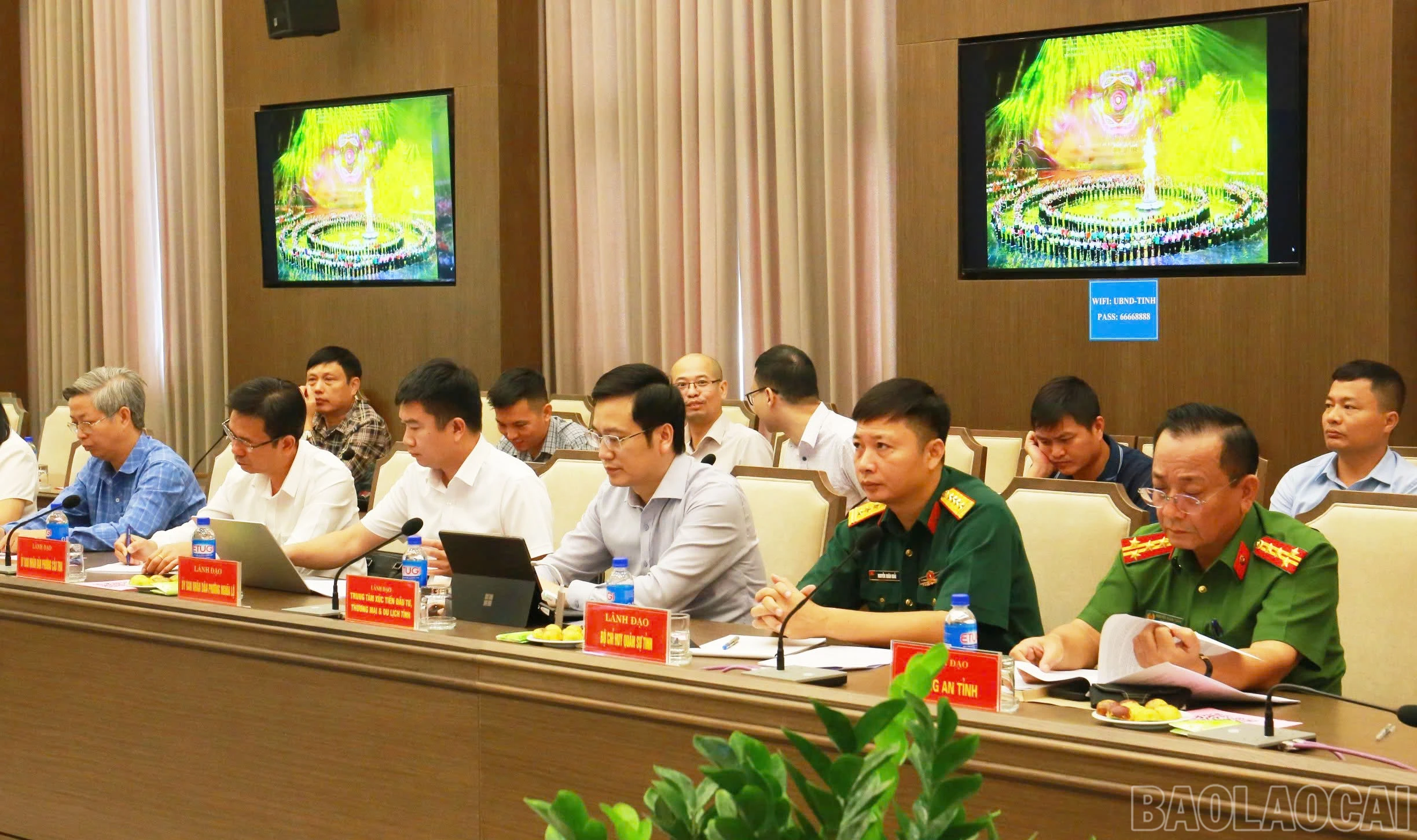 Các đại biểu dự họp báo.