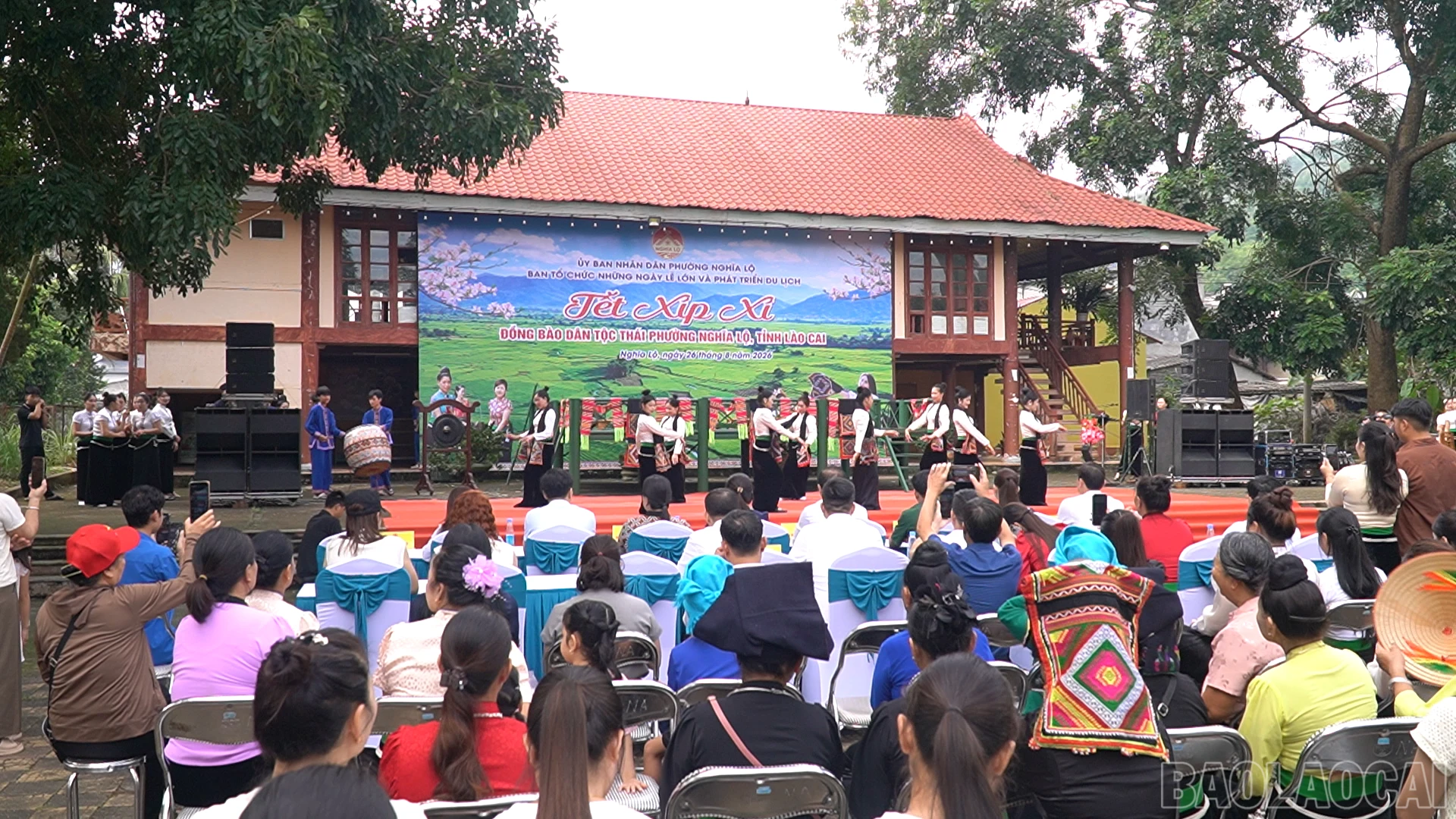 Đông đảo người dân và du khách tham dự chương trình.