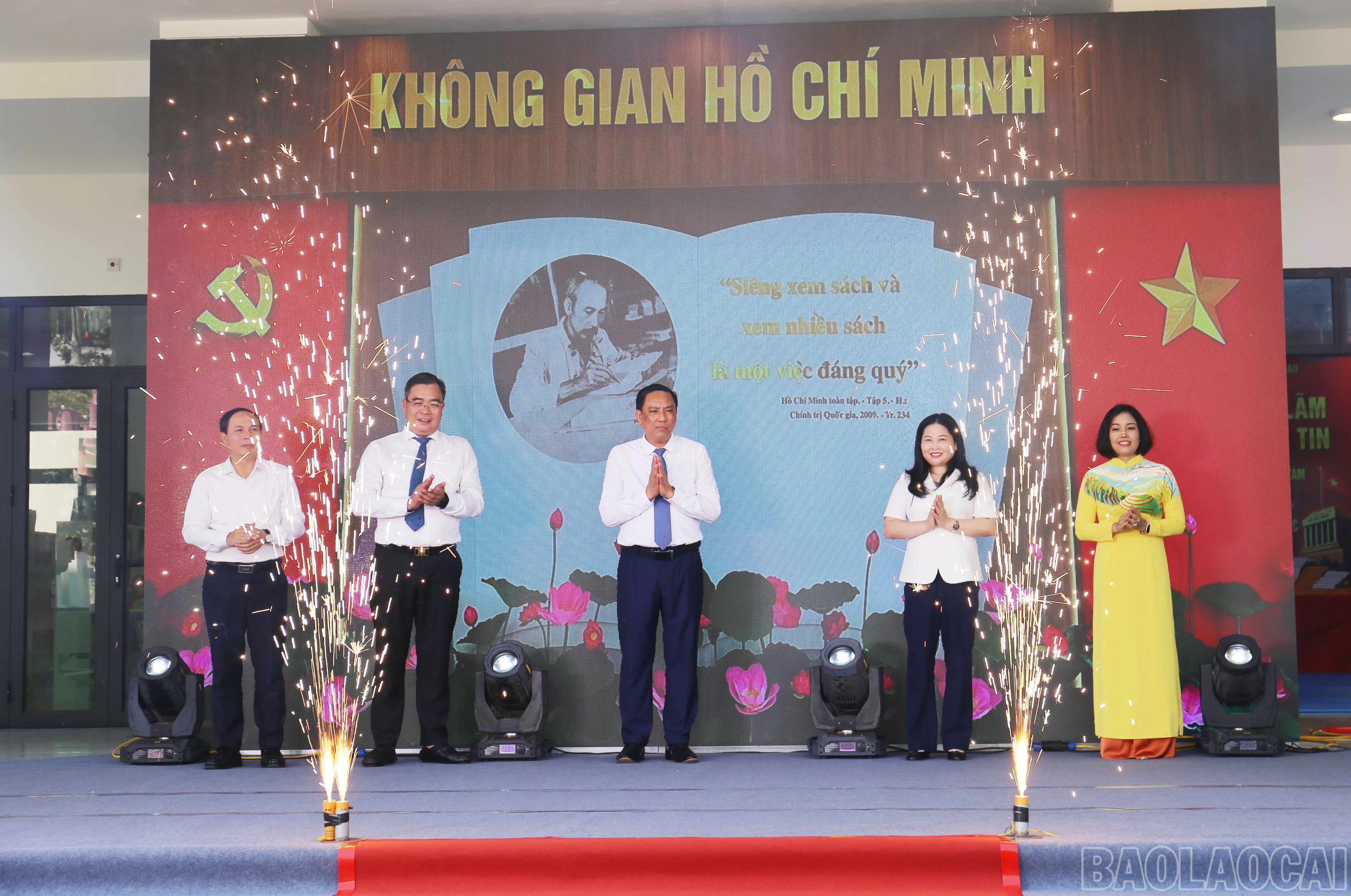 Các đồng chí lãnh đạo tỉnh và đại biểu thực hiện nghi thức khai trương Không gian Hồ Chí Minh.