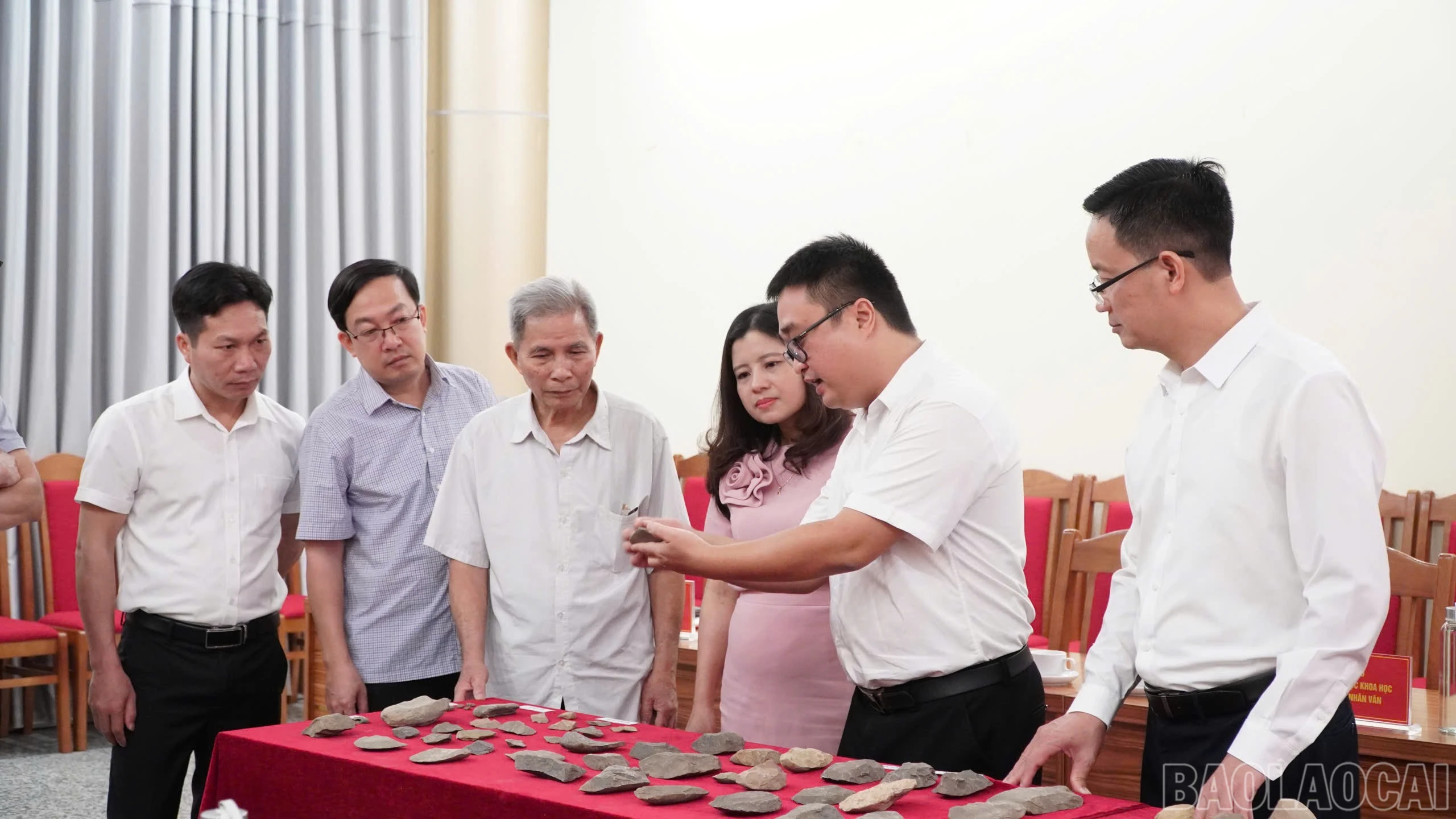 baolaocai-br_khao-co-hoc-dai-bieu-tham-quan.jpg