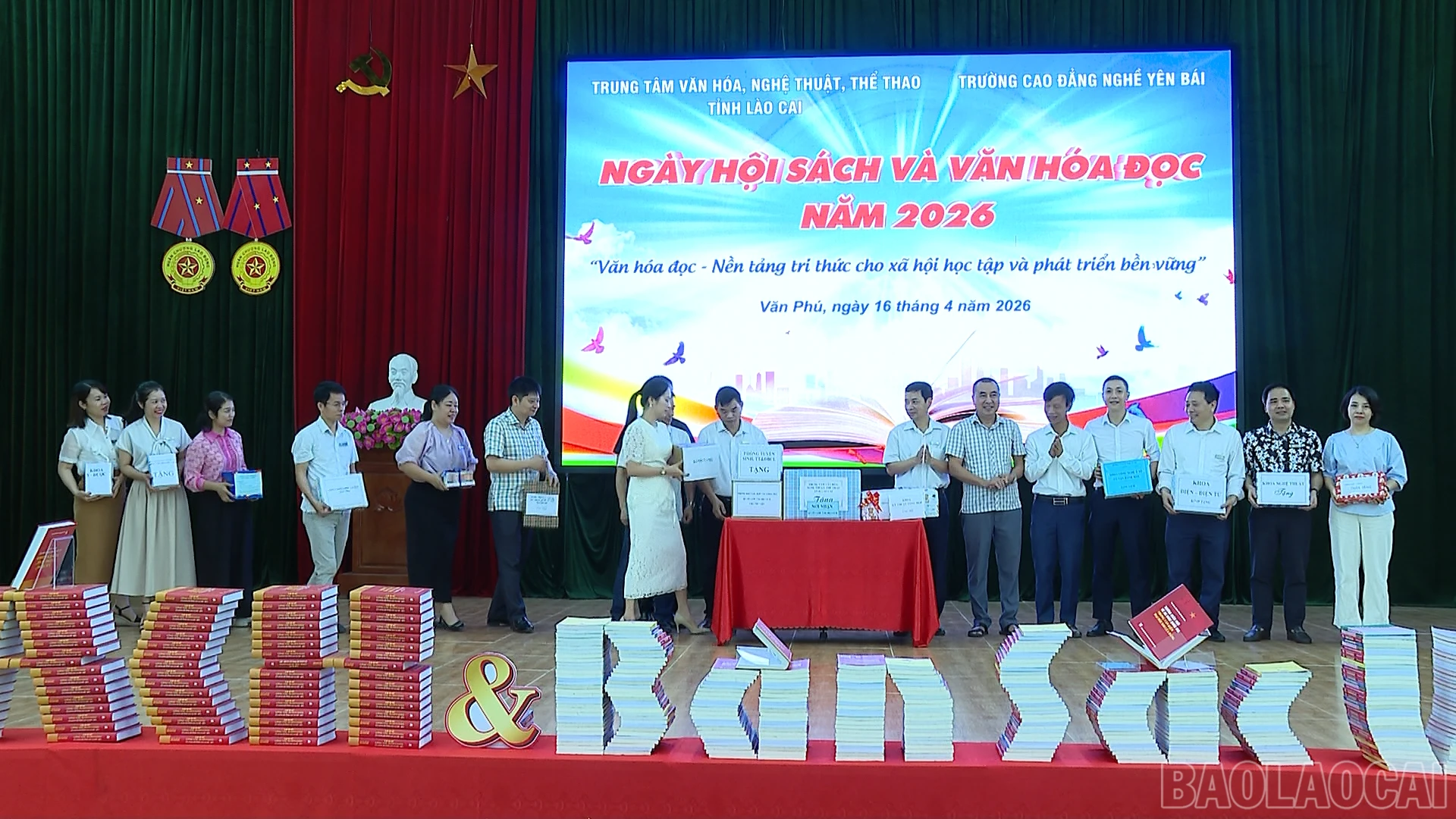 baolaocai-br_tang-sach-cho-thu-vien-truong-164-2.png