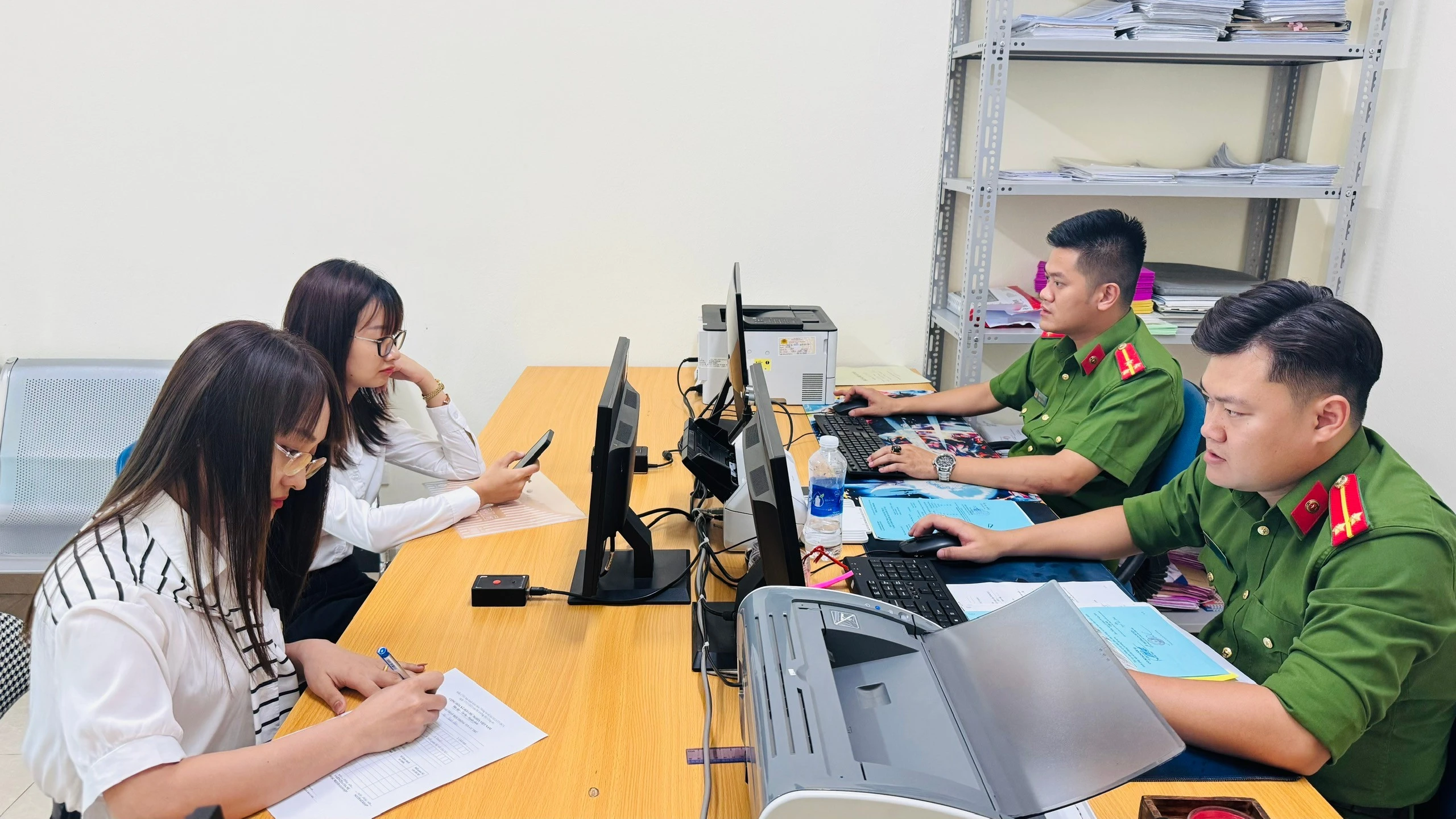 anh-5-cong-an-xa-xuan-giao-tiep-tuc-trien-khai-cac-thu-tuc-hanh-chinh-cho-nguoi-dan-2.jpg