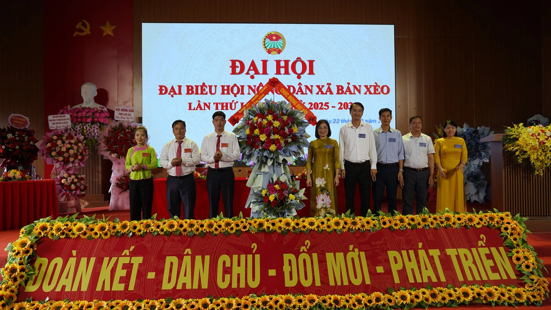anh-dang-uy-xa-tang-hoa.png