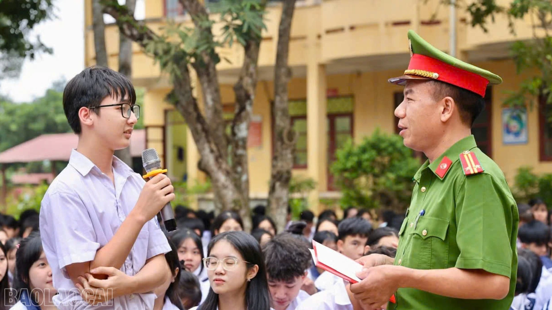 baolaocai-bl_anh-2-hoc-sinh-tuong-tac-voi-cong-an.png