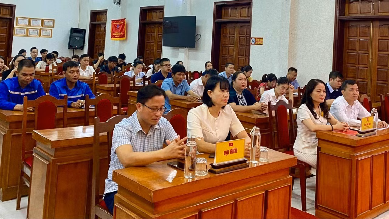 Đại biểu dự lễ khai giảng.