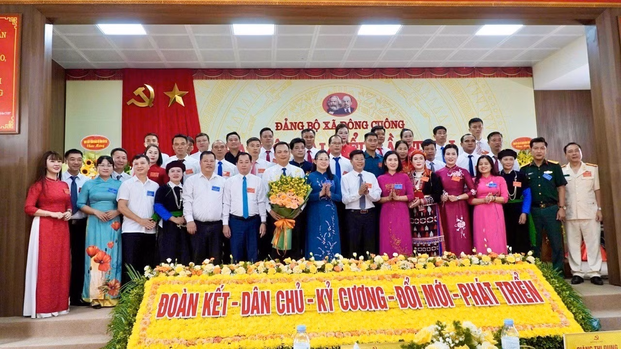 Ban Chấp hành Đảng bộ xã Đông Cuông nhiệm kỳ 2025 - 2030 ra mắt Đại hội.