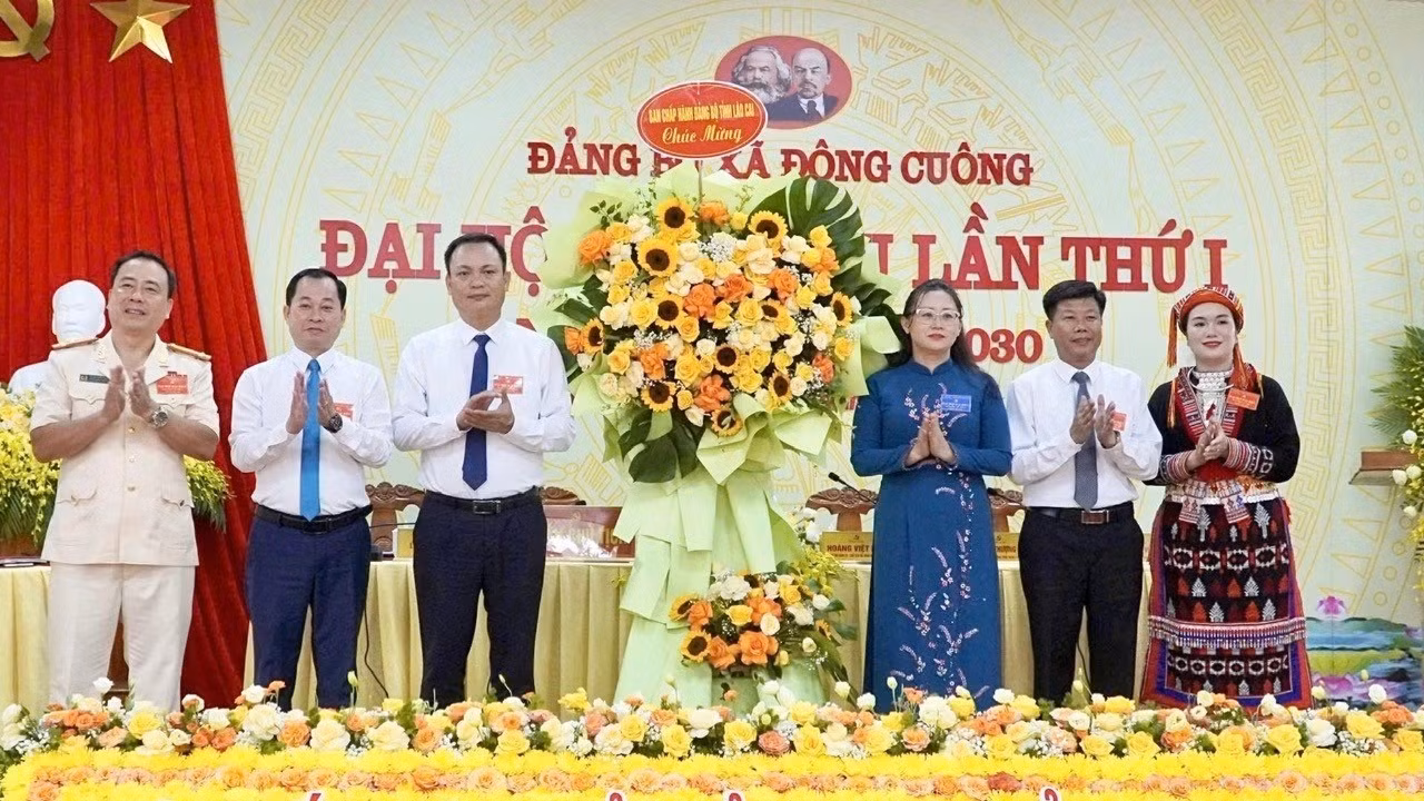 Đồng chí Giàng Thị Dung, Phó Bí thư Tỉnh ủy, Chủ tịch Ủy ban Mặt trận Tổ quốc Việt Nam tỉnh tặng hoa chúc mừng Đại hội.