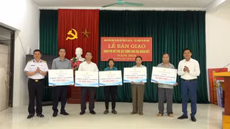 Cục Chính trị Hải quân phối hợp tuyên truyền biển đảo và hỗ trợ 5 gia đình tại Lào Cai xây dựng nhà ở