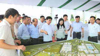 Phó Chủ tịch UBND tỉnh Vũ Thị Hiền Hạnh kiểm tra và tổng duyệt Chương trình khởi công Khu công nghiệp Trấn Yên