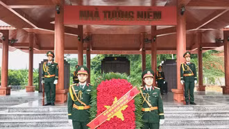 Bộ Chỉ huy Quân sự tỉnh Lào Cai dâng hương tưởng niệm các Anh hùng liệt sĩ