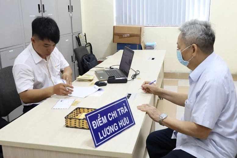 Luật mới giảm điều kiện về số năm đóng BHXH tối thiểu để hưởng lương hưu, tạo cơ hội cho nhiều đối tượng được hưởng lương hưu hằng tháng.