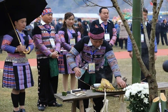 Thầy cúng làm lễ cầu bình an, sức khỏe, mùa màng cho người dân tại Lễ hội Gầu Tào.