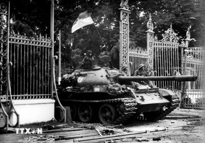 Xe tăng quân giải phóng tiến vào Dinh Độc Lập, trưa 30/4/1975. Đây là dấu mốc quan trọng, đánh dấu thắng lợi của cuộc kháng chiến chống Mỹ cứu nước, giải phóng miền Nam, thống nhất đất nước.
