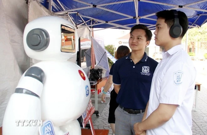 Trải nghiệm robot Anbi tại Ngày hội '"Thanh niên Bắc Giang - Đổi mới sáng tạo thời đại số".