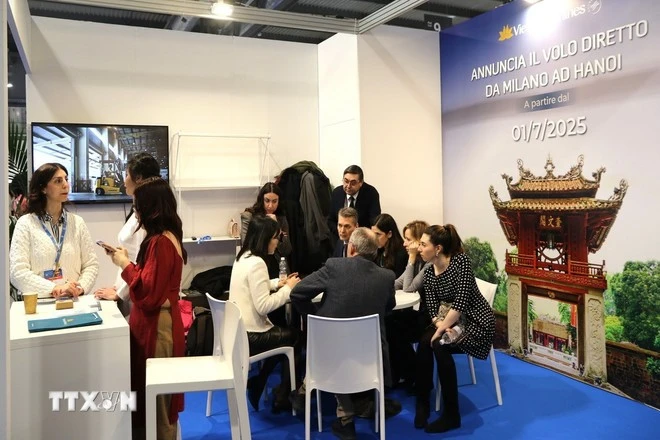 Khách tham dự Hội chợ du lịch quốc tế BIT Milan 2025 tìm hiểu về đường bay thẳng Hanoi-Milan tại gian hàng của VietNam Airlines.