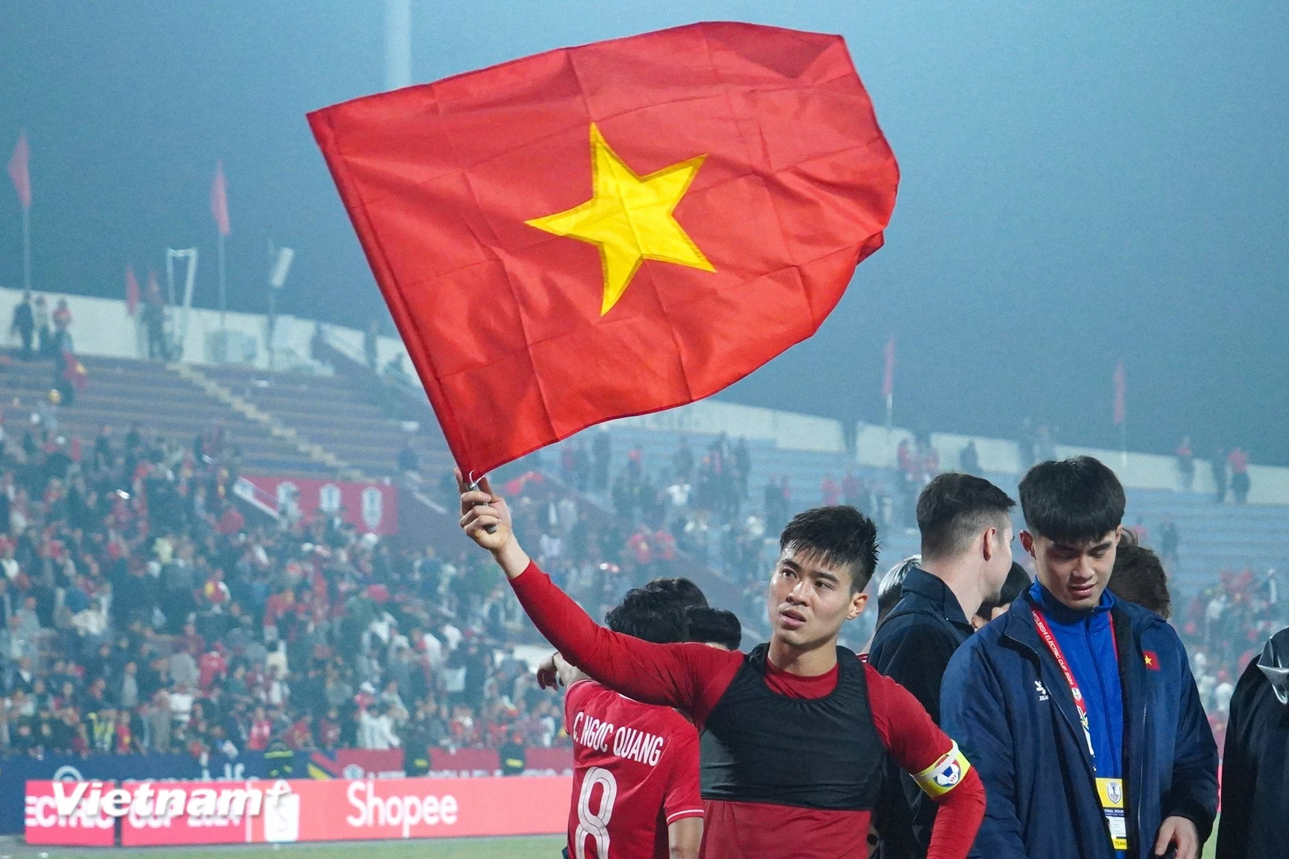 Duy Mạnh thể hiện năng lực lãnh đạo trong lần đầu được trao băng thủ quân Đội tuyển Việt Nam.
