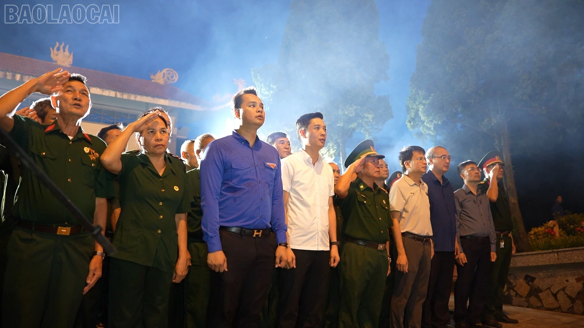 Đoàn đại biểu thực hiện nghi lễ chào cờ.